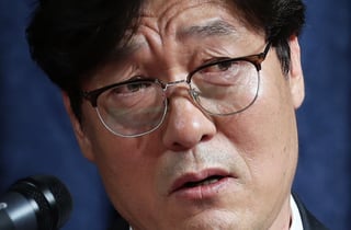 "나가라니까 진짜 나갔네"... '국제 망신' 홍명보 선임 주동자, 도피성 해외 취업 논란→끊이질 않는 '분노 세례'