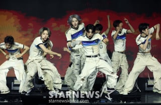 아이덴티티 '파워풀한 컴백 무대'[★포토]