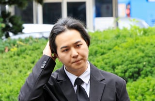 '부실복무' 송민호 보러 수십 명 팬들 모여..법원서 뛰고 난리 [스타현장]