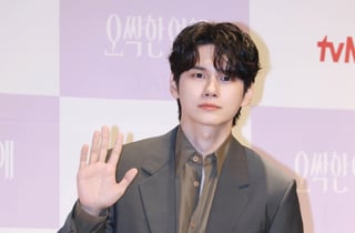 옹성우 '여심 잡는 손인사'[★포토]