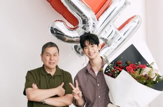 "가족과 재회" 김수현, 복귀에 환대받았다..꽃다발 안고 미소 [스타이슈]
