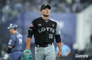 '투구 중 통증 호소' 6회 강판된 롯데 김진욱, 양쪽 햄스트링 경련 증세 "선수 보호 차원 교체" 천만다행!