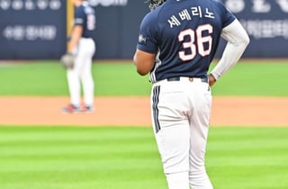 '의욕이 앞섰나' 두산 세베리노, 헛스윙 KKKK+송구 실책까지... 시간이 필요하다