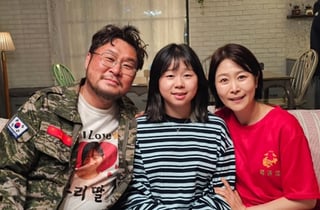 '김부장' 윤경호, 가족사진 공개.."따뜻하게 챙겨줘서 감사"