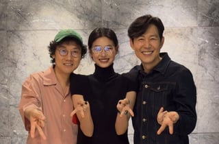 "호프 야호"..이정재, '오겜' 황동혁·정호연과 오랜만에 쓰리샷