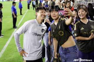 "손흥민 보러 왔어요" 한국 女스타들이 떴다! WNBA 박지현·여자축구 케이시 페어와 '승리 기념샷'