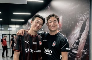 '경기장에선 적, 끝나고는 동료' 오현규·이한범 어깨동무... 유로파 '코리안더비' 후 훈훈한 재회