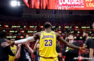 르브론, NBA 역사상 최고의 '헐값 계약'... 현지는 여전히 충격 "12경기 뛴 백업과 같은 연봉"