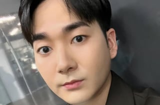"9 to 6 근무 중" 뉴이스트 아론, 직장인 됐다..재결합 암시까지[스타이슈]
