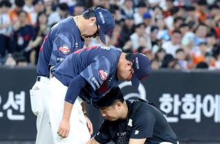 [한번에쓱] '붕대투혼을 펼쳤지만' 문현빈 타구 정강이에 맞은 박세웅